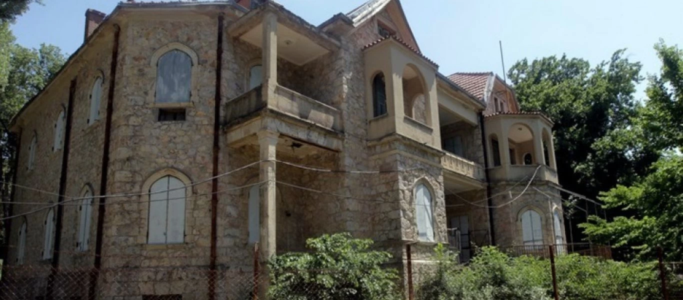 Τατόι: Περιπολικό απομακρύνει τον κόσμο - Συνωστισμός στα ανάκτορα (βίντεο)